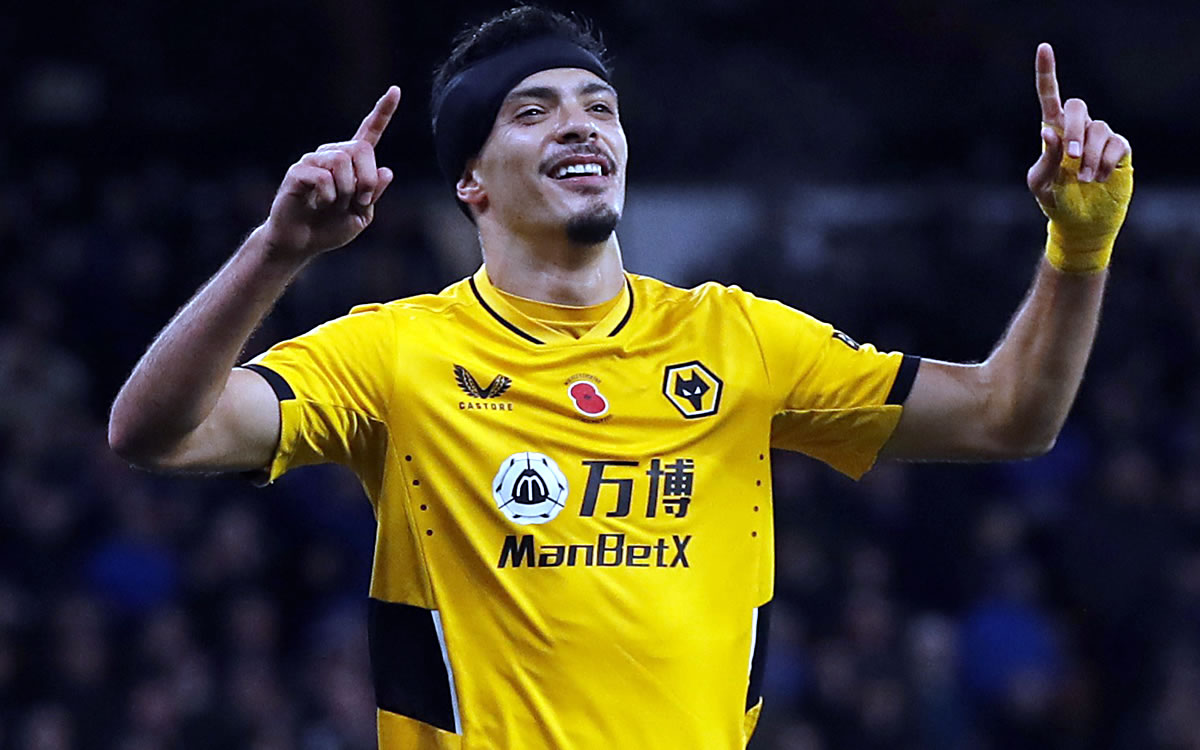 Raúl Jiménez con el Wolverhampton en la Premier. (Reuters)