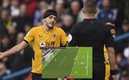 Raúl Jiménez se llevó a la defensa del Everton, asistió en el gol, pero lo anularon. (Foto: AFP)
