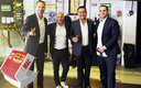 Zague, Luis García y Martinoli posan con el imitador apodado Perro Martinoli. (@Perro_Martinoli)
