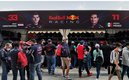 La gente se vuelca a ver a Checo Pérez. (FOTO: Mediotiempo)