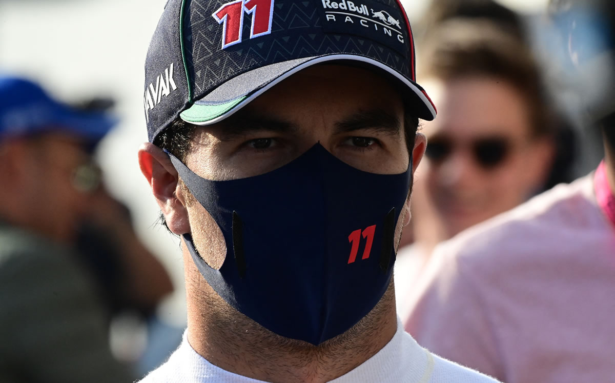 Sergio Pérez fue arropado por la afición en México. (Foto: AFP)