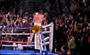 Canelo Álvarez celebrando con el público tras la pelea con Plant. Foto: AFP