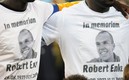 Los homenajes para Enke fueron en diversos partidos, algunos con playeras como éstas. Foto: AFP