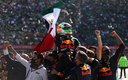 Checo intentó quitarle el segundo lugar a Lewis Hamilton en las últimas vueltas. (Formula 1)
