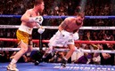 Caleb Plant recibió un fuerte castigo por parte del Canelo Álvarez. FOTO: AFP.