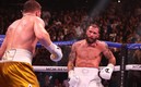 Caleb Plante recibió un fuerte castigo por parte del Canelo Álvarez. FOTO: AFP.