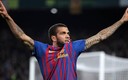 Dani Alves comenzará a jugar con el Barcelona hasta el próximo año (AP)