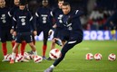 Mbappé practicando disparos previo al duelo Francia vs Kazajistán. Foto: AFP