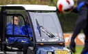 Van Gaal desde el carrito de golf por su lesión. Foto: EFE