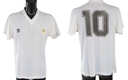 Esta playera fue una de las dos que el 'Diez' utilizó en el partido de Octavos de Final contra Brasil en Italia 90. (Imagen: Olé)