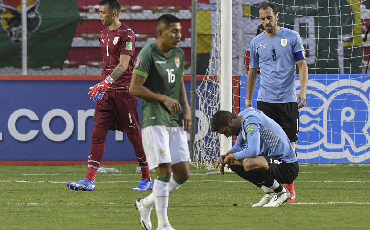 Uruguay está al borde de la eliminación. (Foto: AFP)