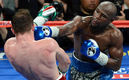 Mayweather le sigue dando clases al Canelo.