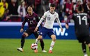 Pulisic disputa la pelota en duelo ante México de Eliminatoria. Foto: Reuters