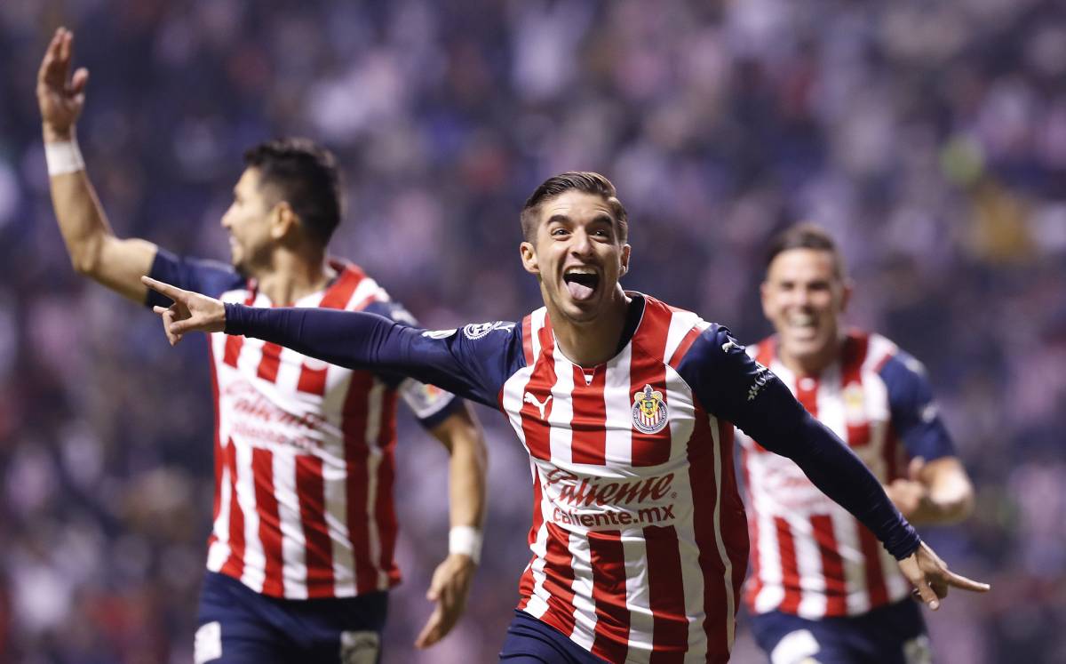 Isaac Brizuela puso adelante a Chivas con un golazo (Foto Imago)