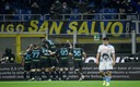 El Inter de Milán celebrando el 2-1 que les dio la ventaja. (AFP)