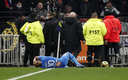 Payet se disponía a lanzar un tiro de esquina cuando fue golpeado por una botella de agua. (Reuters)
