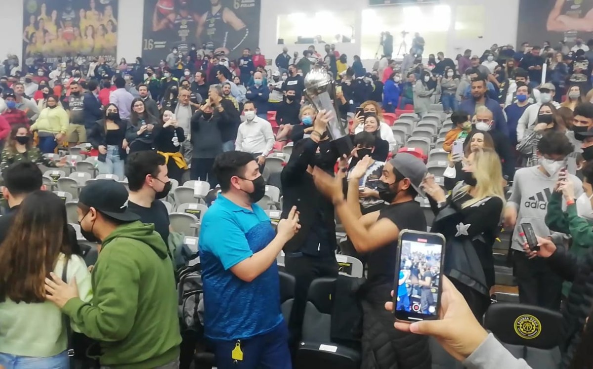 En medio de la gente fue la celebración de Fuerza Regia. Foto: Mediotiempo