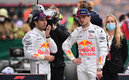Checo Pérez admite que es complejo tener de compañero a Verstappen. (Foto: AFP)