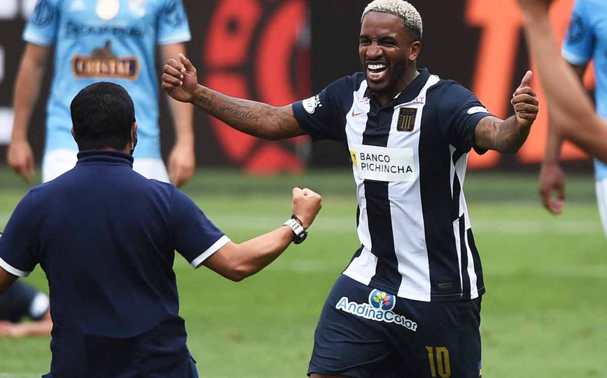 Jefferson Farfán celebra el título con Alianza Lima. (AFP)