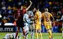 Luis Rodríguez se llevó la amarilla en el juego ante Santos. Foto: Imago7