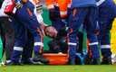 Neymar salió en camilla del juego entre PSG y Saint Etienne (Reuters)
