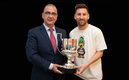 Messi posó con el trofeo | Cortesía Twitter Marca