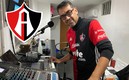 Andrés Cruz se encarga de hacer vibrar a la afición del Atlas en el Estadio Jalisco. FOTO: Elizabeth Ramírez.
