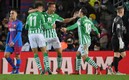 Los béticos celebrar una victoria clave ante los culés. FOTO: AFP.