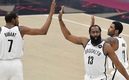 Kyrie Irving, con Durant y Harden durante un encuentro. (Foto: AP)