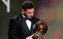 Lionel Messi mirando su séptimo Balón de Oro (Reuters)