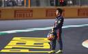 Checo Pérez abandonó la carrera después de sufrir un choque (Foto AFP)