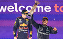 Lewis Hamilton levanta el trofeo del Gran Premio de Arabia. (AFP)