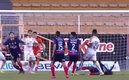 Angulo cayó noqueado tras cabezazo.