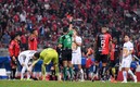Dinneno vio la roja tras pegarle a un rival cuando intentó una chilena. Foto: Imago