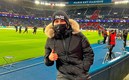 Chofis López con la foto del recuerdo en París. (IG @EduardoLopezChofis)
