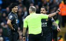El mexicano recibió su primera expulsión en el futbol europeo. FOTO: AFP.