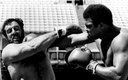 Muhammad Ali y Lyle Alzado pelearon el 14 de julio de 1979 (AP)