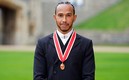 Lewis Hamilton posando con la distinción como Caballero del Imperio Británico. FOTO: AFP.