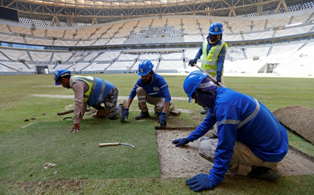 Los trabajadores ya colocan el pasto en el campo que albergará la Final mundialista. FOTO: Reuters.
