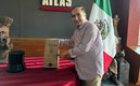 David Medrano añeja una nueva botella de whisky. (Foto: @medranoazteca)