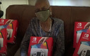 Deborah Lewis recibió un gran regalo previo a Navidad. (Captura)