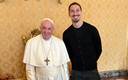 Ibrahimovic le regaló al Papa Francisco su nuevo libro (Twitter @Ibra_official)