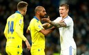 Toni Kroos discute con jugadores de Cádiz. Foto: Reuters
