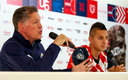Ricardo Peláez y Roberto Alvarado en la presentación del jugador con Chivas. (Imago7)