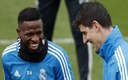 Vinicius y Courtois en un entrenamiento del Real Madrid. (EFE)