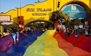 La Comunidad LGBT+ se hizo presente a las afueras del parque de diversiones. (Captura de Twitter The Predatory Pose MX)