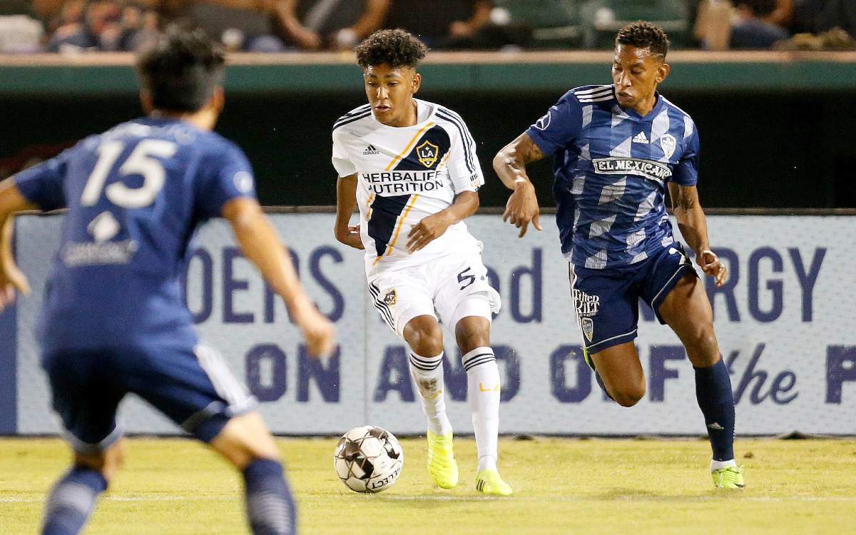 Mauricio Cuevas es un futbolista surgido del LA Galaxy (Twitter @aimarcu3vas)
