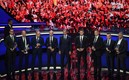 El momento que la UEFA galardona a los médicos daneses. FOTO: AFP.