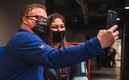 Brian Hamilton pudo agradecerle en persona a su salvadora. (Captura de Twitter Vancouver Canucks)