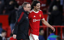 Ralf Rangnick y Edinson Cavani. (AFP)